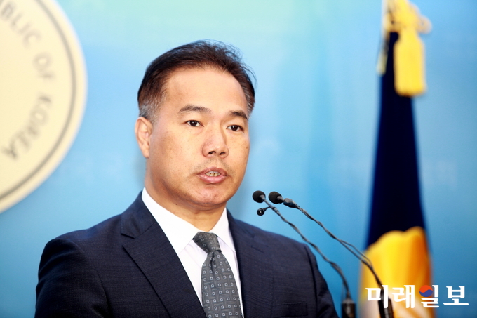국회 법제사법위원회 소속 이용주 국민의당 의원이 11일 오후 서울 여의도 국회 정론관에서 김이수 헌법재판소장 권한대행과 관련한 성명서를 발표하고 있다./사진=장건섭 기자