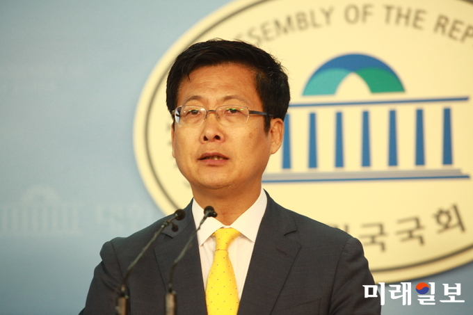 최성 고양시장이 12일 오전 서울 여의도 국회 정론관에서 이명박 전 대통령과 원세훈 전 국정원장에 대한 고소장 제출과 관련해 기자회견을 하고 있다./사진=김정현 기자
