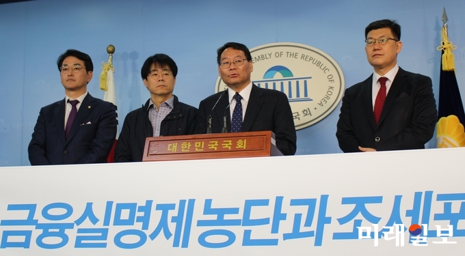 더불어민주당 박용진 의원과 참여연대 경제금융센터는 17일 오전 9시40분 서울 여의도 국회 정론관에서 ‘이건희의 금융실명제 농단과 조세포탕레 면죄부를 준 금융·과세당국 규탄’ 기자회견에서 이건희 차명재산의 실체와 실명전환 과정에 대한 철저한 진상규명과 조세 정의 실현을 위해 국회가 당장 조사에 나설 것을 촉구하고 있다.