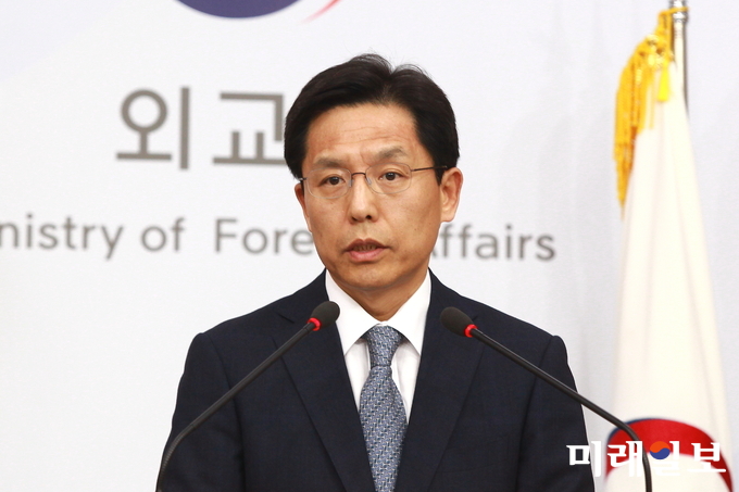 노규덕 외교부 대변인이 17일 오후 서울 종로구 도렴동 외교부 청사에서 브리핑 후 취재진의 질문에 대답하고 있다./사진=장건섭 기자