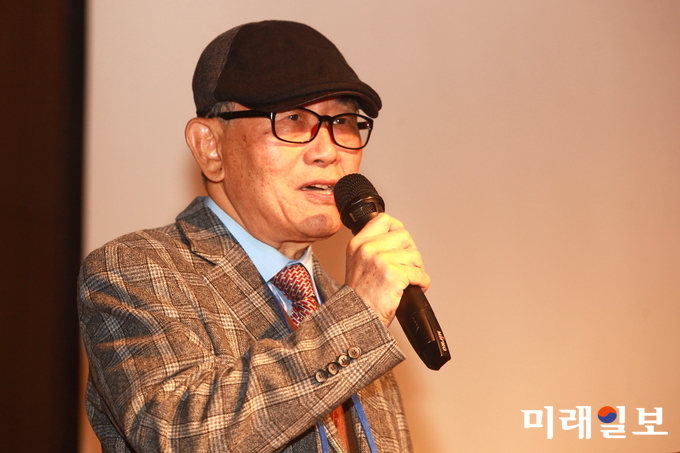 문효치 사단법인 한국문인협회 이사장이 19일 오후 한화리조트 평창휘닉스파크 그랜드홀에서 열린 제56회 한국문학심포지엄 '한국 현대문학과 2018 평창동계올림픽'에서 인사말을 하고 있다./사진=장건섭 기자