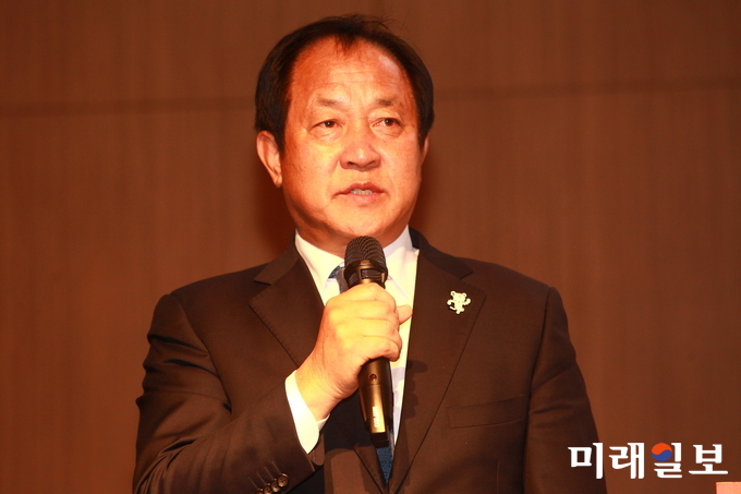 심재국 평창군수가 19일 오후 한화리조트 평창휘닉스파크 그랜드홀에서 열린 제56회 한국문학심포지엄 '한국 현대문학과 2018 평창동계올림픽'에서 축사를 하고 있다./사진=장건섭 기자