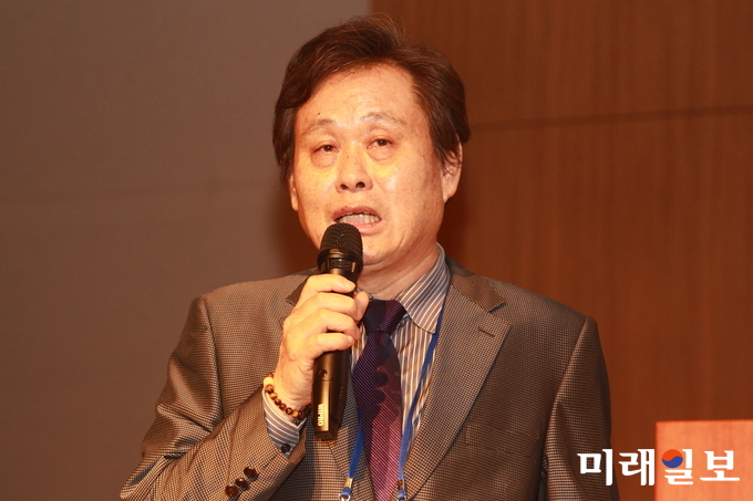 조영웅 사단법인 한국문인협회 평창지부회장이 19일 오후 한화리조트 평창휘닉스파크 그랜드홀에서 열린 제56회 한국문학심포지엄 '한국 현대문학과 2018 평창동계올림픽'에서 환영사를 하고 있다./사진=장건섭 기자