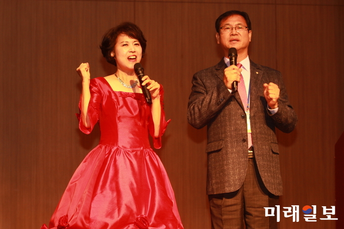 피기춘(오른쪽), 김영옥 사단법인 한국문인협회 시낭송위원회 위원이 19일 오후 한화리조트 평창휘닉스파크 그랜드홀에서 열린 제56회 한국문학심포지엄 '한국 현대문학과 2018 평창동계올림픽'에서 시낭송을 하고 있다./사진=장건섭 기자