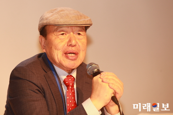 전상국 소설가(강원대학교 명예교수)가 19일 오후 한화리조트 평창휘닉스파크 그랜드홀에서 열린 제56회 한국문학심포지엄 '한국 현대문학과 2018 평창동계올림픽'에서 좌장을 맡아 발언하고 있다./사진=장건섭 기자