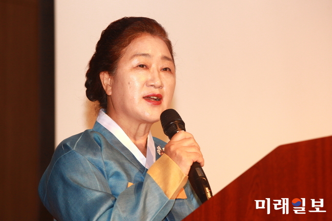 강선녀 사단법인 한국문인협회 평창지부 회원이 19일 오후 한화리조트 평창휘닉스파크 그랜드홀에서 열린 제56회 한국문학심포지엄 '한국 현대문학과 2018 평창동계올림픽'에서 시낭송을 하고 있다./사진=장건섭 기자
