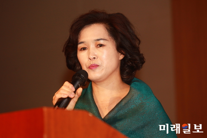 함태선 사단법인 한국문인협회 강원지회 회원이 19일 오후 한화리조트 평창휘닉스파크 그랜드홀에서 열린 제56회 한국문학심포지엄 '한국 현대문학과 2018 평창동계올림픽'에서 시낭송을 하고 있다./사진=장건섭 기자