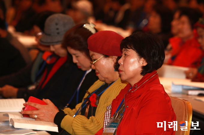 19일 오후 한화리조트 평창휘닉스파크 그랜드홀에서 열린 제56회 한국문학심포지엄 '한국 현대문학과 2018 평창동계올림픽'에 참석한 문인들이 심포지엄을 경청하고 있다./사진=장건섭 기자