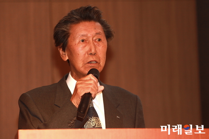 김시철 사단법인 한국문인협회 고문(시인)이 19일 오후 한화리조트 평창휘닉스파크 그랜드홀에서 열린 제56회 한국문학심포지엄 '한국 현대문학과 2018 평창동계올림픽'에서 기저강연을 하고 있다./사진=장건섭 기자