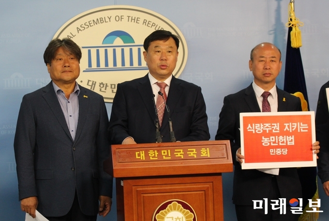김영호 전국농민회총연맹 의장, 김종훈 민중당 의원(상임대표), 김창한 민중당 공동 상임대표(왼쪽부터) 및 전농 회원들이 25일 서울 여의도 국회 정론관에서 농민의 권리와 먹거리 기본권이 보장되는 농인헌법 개헌운동 돌입 기자회견을 하고 있다. /사진=김정현 기자