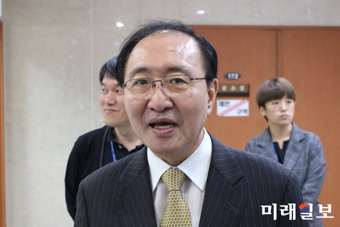 25일 오전 서울 영등포구 여의도 국회 정론관에서 노회찬 정의당 원내대표가 정의당 세법개정안 발표 기자회견을 끝마친 뒤 기자들의 질의에 응답하고 있다./사진=김정현 기자