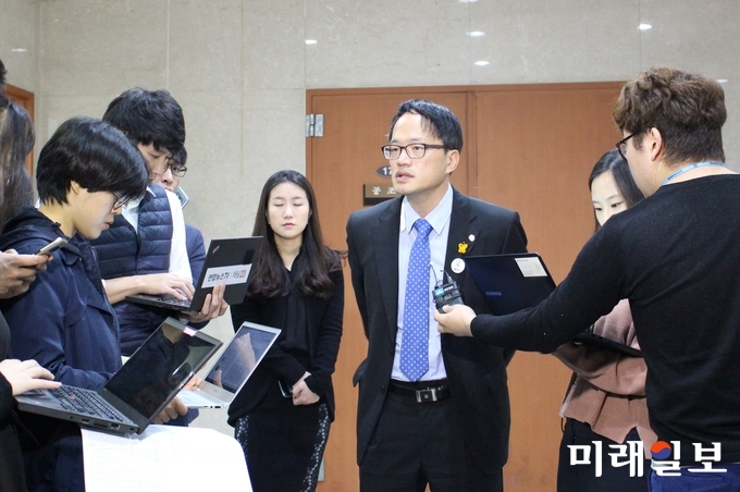 박주민 더불어민주당 의원이 26일 오전 서울 여의도 국회 정론관에서 전두환 전 대통령이 직접 지시한 5.18 유족 매수 및 분열 획책 공작, 일명 '비둘기 시행계획' 문건을 공개한 뒤 기자들의 질문을 받고 있다. 박의원은 문건 출처에 대해 “국방부에 계속 있었다”고 말했다./사진=김정현 기자