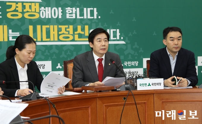 국민의당 이용호 정책위의장이 26일 오전 서울 여의도 국회에서 열린 제51차 원내정책회의에 참석해 모두발언을 하고 있다. 왼쪽부터 권은희 원내수석부대표, 이 정책위의장, 채이배 정책위 수석부의장,./사진=김정현 기자
