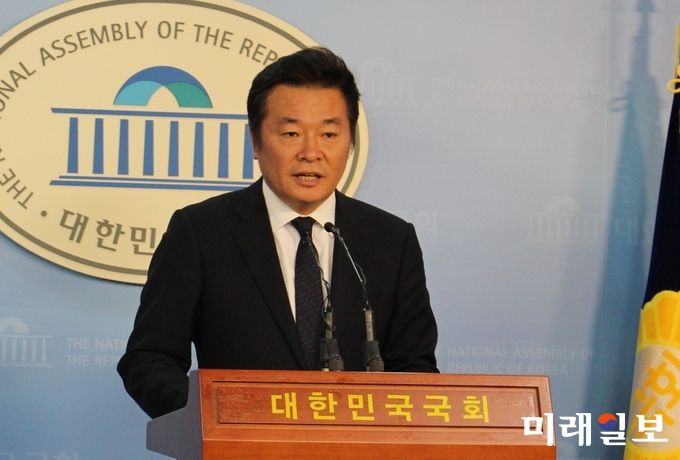 김철근 국민의당 대변인 25일 국회 정론관에서 브리핑을 하고 있다./사진=김정현 기자