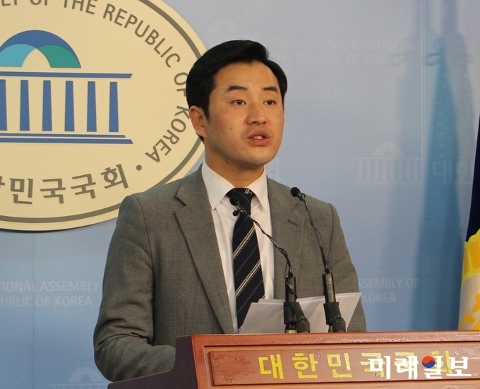 최석 정의당 대변인이 26일 국회 정론관에서 브리핑을 하고 있다./사진=김정현 기자