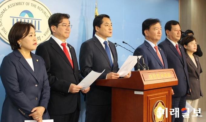 자유한국당 과학기술정보방송통신위원회 소속 의원들이 26일 오후 서울 여의도 국회 정론관에서 “방송통신위원회가 방송문화진흥회의 보궐이사 선임을 일방적으로 강행했다”며 규탄하고 있다. 왼쪽부터 송희경, 김성태, 박대출, 민경욱, 이은권, 김정재 의원. /사진=김정현 기자