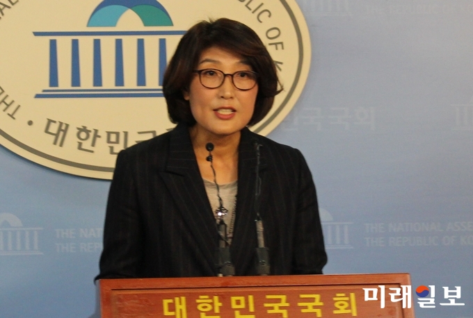 이행자 국민의당 대변인이 26일 오후 서울 여의도 국회정론관에서 정기국회 내 방송법 개정안 처리를 촉구하는 브리핑을 하고 있다./사진=김정현 기자