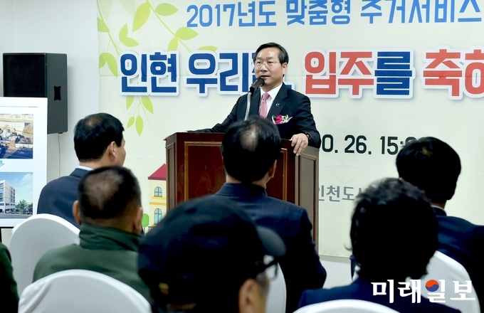 유정복 인천광역시장이 26일 영구임대주택 인현경로당에서 '인현동 영구임대주택 입주식' 행사에서 인사말을 하고 있다./사진=인천시 제공