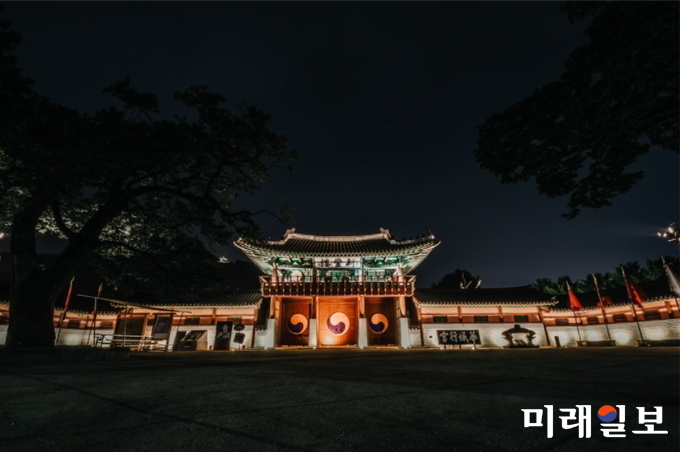 아름다운 가을을 맞아 고궁은 풍경, 건축, 인물 등 다양한 주제의 사진을 담기에 더 없이 좋은 곳이다. 니콘 포토챌린저 이유나씨가 니콘 D7500으로 촬영한 야간 전통 건축물 사진./사진=니콘코리아 제공