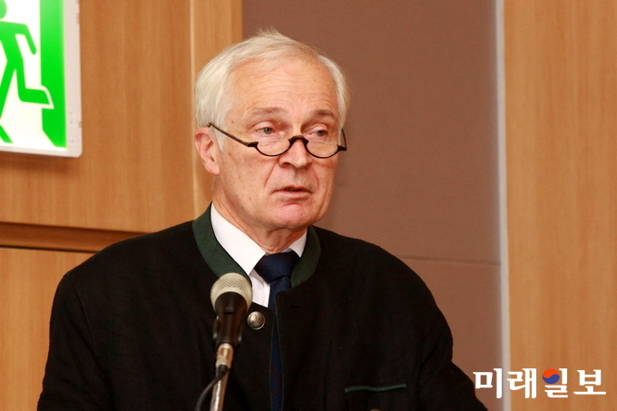 올해로 14회째를 맞는 세계유산도시기구 세계총회가 31일 오후 경주 화백컨벤션센터에서 열리고 있는 가운데 알브레히트 후베(Albrecht Huwe) 독일 본대학 명예교수가 '한극은 묶여있는 영웅 : 한글과 컴퓨터'에 대하여 특별강연을 하고 있다./사진=장건섭 기자