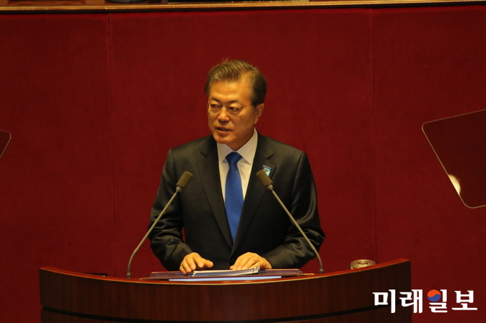 문재인 대통령이 1일 오전 국회본회의장에서 내년도 예산안에 대한 시정연설을 하고 있다./사진=미래일보