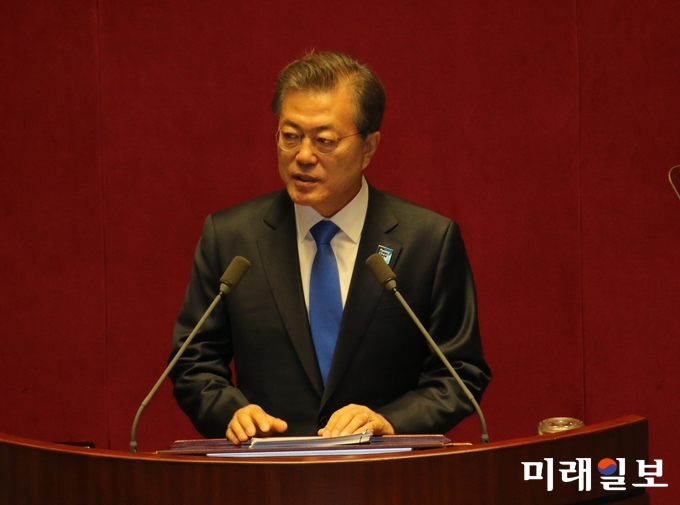 문재인 대통령이 1일 오전 내년도 예산안의 국회 본회의 상정에 따른 시정연설을 본회의장에서 하고 있다./사진=미래일보