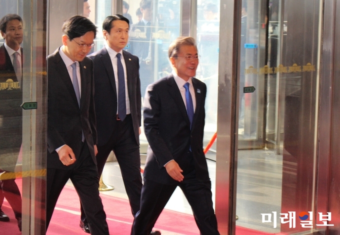 문재인 대통령이 1일 오전 내년도 예산안의 국회 본회의 상정에 따른 시정연설을 하기 위해 국회에 들어서고 있다./사진=미래일보