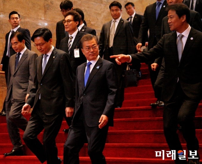 문재인 대통령이 1일 오전 내년도 예산안의 국회 본회의 상정에 따른 시정연설을 마치고 국회를 나서고 있다./사진=미래일보