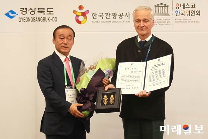1일 오전 경주 화백컨벤션센터에서 개최된 경주명예시민증 수여식에서 경주명예시민증과 선물 등을 전달받은 알브레히트 후베 독일 본대학 명예교수(오른쪽)가 최양식 경주시장과 기념촬영을 하고 있다./사진=장건섭 기자