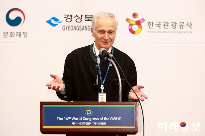 1일 오전 경주 화백컨벤션센터에서 개최된 경주시명예시민증 수여식에서 최양식 경주시장으로부터 경주명예시민증과 선물을 전달받은 알브레히트 후베 독일 본대학 명예교수가 소감을 밝히고 있다./사진=장건섭 기자