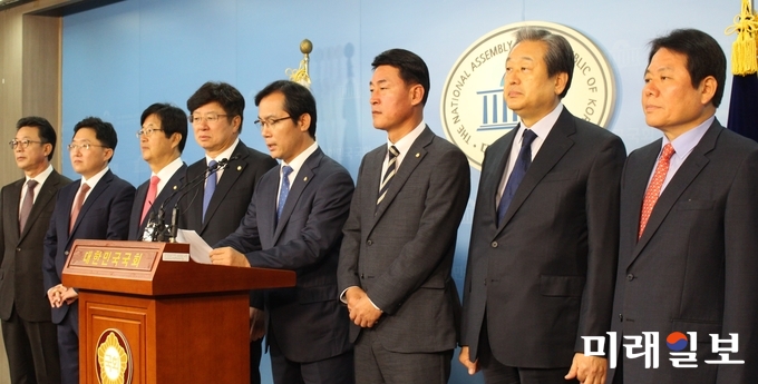 바른정당 홍철호, 김용태, 강길부, 이종구, 김영우, 황영철, 김무성, 정양석 의원(왼쪽부터)이 6일 오전 서울 여의도 국회 정론관에서 기자회견을 갖고 “오늘 우리는 보수대통합의 길에 나선다”며 집단 달당을 선언하고 있다./사진=김정현 기자