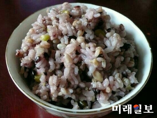 잡곡밥을 지을 때 밥물에 소주를 첨가하면 식감이 훨씬 부드러워지는 것으로 나타났다./사진=미래일보DB