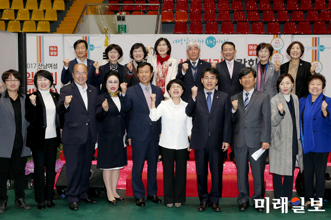 2017년 제3회 전남여성일자리박람회가 1,000여명의 구직여성과 240개 구인업체 관계자들이 참석한 가운데 8일 여수흥국체육관에서 열렸다. 이재영 전라남도지사 권한대행은 박람회장을 순회하며 경력단절여성들의 자신감을 북돋고 격려했다. / 사진=전남도 제공