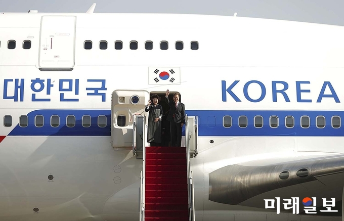 문재인 대통령과 부인 김정숙 여사가 8일 경기 성남 서울공항에서 '인도네시아 국빈방문 및 APEC 정상회의와 ASEAN+3 정상회의'에 참석하기 위해 전용기에 오르고 있다./사진=청와대 제공