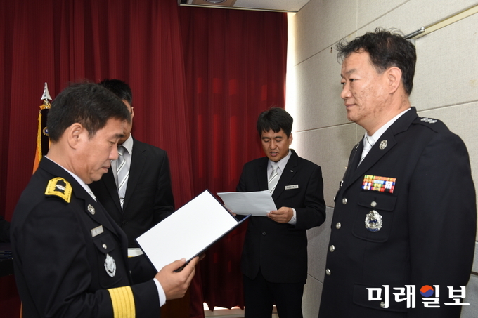 광주광역시 소방안전본부는 9일 5개 소방서별로 ‘제55주년 소방의 날’ 기념행사를 개최했다. 김조일 광주시 소방안전본부장이 유공자에게 시상하고 있다. / 사진=광주시 제공