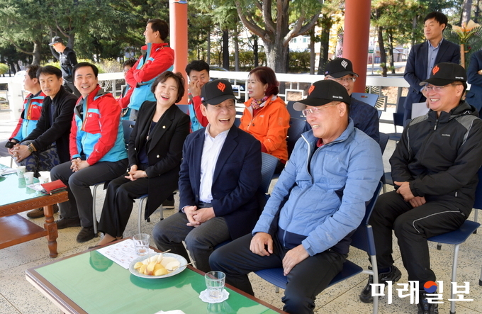 윤장현 광주광역시장(오른쪽 두번째)이 9일 오후 북구 제31보병사단 연병장에서 열린 장병 체육대회에 참석해 권삼 사단장, 일곡동 주민자치위원들과 축구대회를 관전하며 활짝 웃고 있다. 이날 윤장현 시장은 2017 을지연습과 충무·화랑훈련 등을 소화한 31사단 장병들을 위문하고 격려했다./사진=광주시 제공