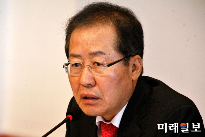 자유한국당 홍준표 대표가 10일 오전 대구 호텔수성에서 열린 (사)아시아포럼21 릴레이 정책토론회에 참석해 발언하고 있다./사진=공동취재단 이진화 기자