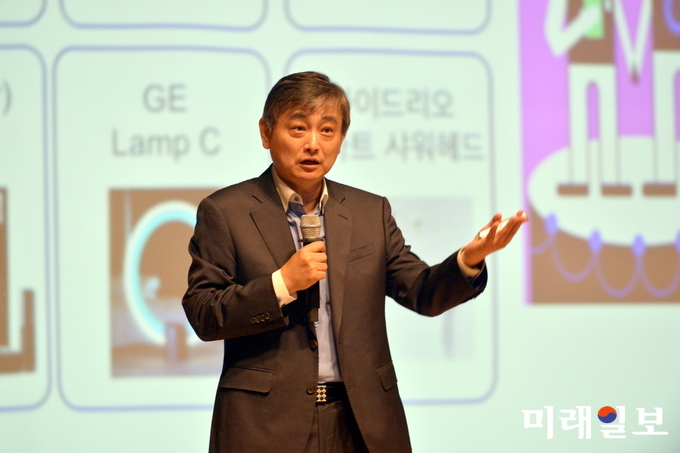 광주광역시가 ‘4차 산업혁명, 새로운 패러다임을 찾아서’라는 주제로 마련한 4차 산업혁명 특별강좌에서 이강윤 가천대학교 컴퓨터공학과 교수는 인공지능 기술이 가져오는 산업의 변화 인공지능 기반의 비즈니스 모델을 소개했다. / 사진=광주시 제공