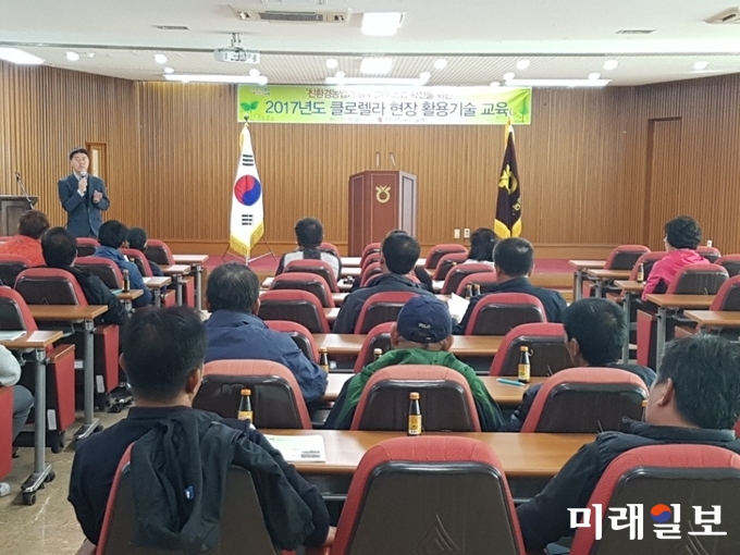 광주광역시 농업기술센터는 친환경 농산물 생산기술을 높이기 위해 10일 지산딸기 작목반 50명을 대상으로 클로렐라 현장 활용기술을 주제로 교육을 실시했다. / 사진=광주시 제공
