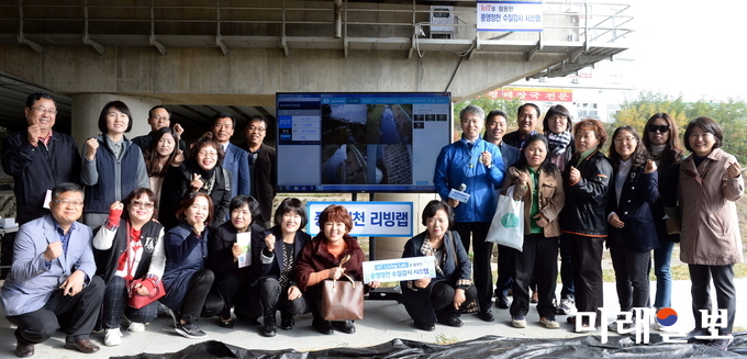 광주 광산구가 10일 개최한 ‘풍영정천 IoT리빙랩’을 개통식에는 시민 100여명이 참석했다. 광산구는 이날 대형모니터로 시스템 작동 과정과 성능을 시연했다. / 사진=광산구 제공