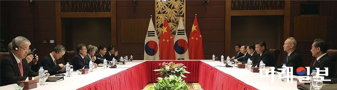 한국과 중국이 11일 한중정상회담을 갖고 있다./사진=청와대 제공