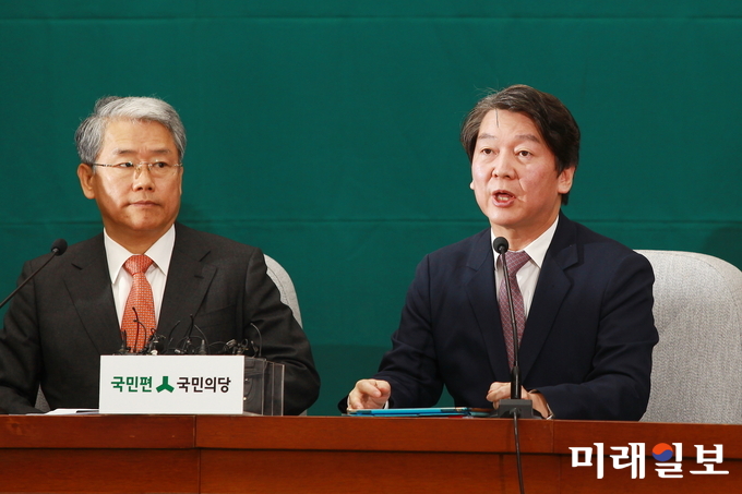 국민의당 김동철 원내대표(왼쪽)와 안철수 당 대표./사진=장건섭 기자