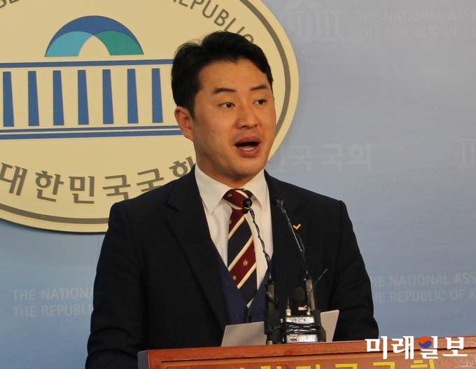 최석 정의당 대변인이 14일 오전 국회 정론관에서 국회의원 5명의 국정원 특수활동비 상납 의혹과 관련, 브리핑을 하고 있다. /사진=김정현 기자