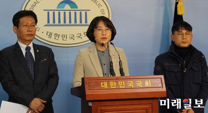 추혜선 정의당 의원이 14일 오후 국회 정론관에서 ‘공영방송 이사 국민추천제’ 법안발의 기자회견을 하고 있다./사진=김정현 기자