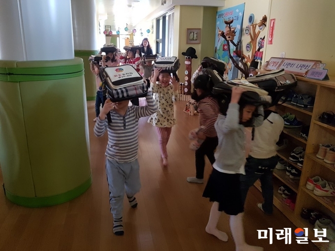 공립 화운유치원생들이 포항에서 발생한 지진으로 긴급하게 대피하는 모습 / 사진=광주시교육청 제공