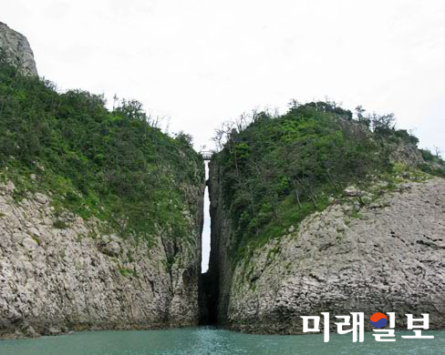 대한민국에서 가장 아름다운 섬 가운데 하나인 진도 관매도가 마을 펜션, 식당 등을 갖춰 16일 ‘가고 싶은 섬’ 여는 날 행사를 갖고 본격적인 손님맞이에 나섰다. 사진은 관매도 하늘다리 모습 / 출처=관매도명품마을