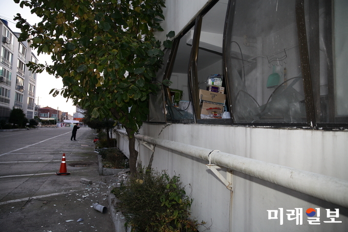 큰 지진 피해가 난 포항 북부지역 대학수학능력시험장 4곳이 남부지역으로 재배치된다.