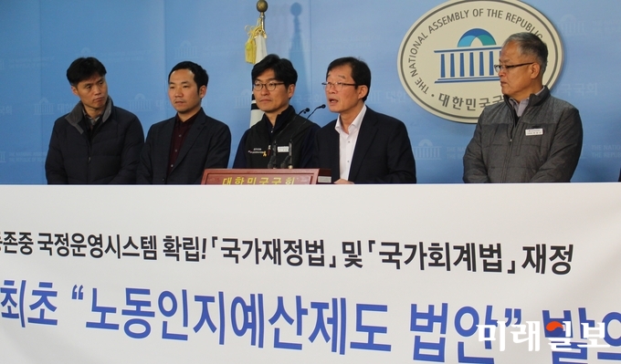 이용득 더불어민주당의원이 22일 오전 서울 여의도 국회 정론관에서 전국공공산업노동조합연맹 등 공공부문 노동단체와 함께 ‘노동인지예산결산제도’ 도입을 위한 기자회견을 하고 있다.