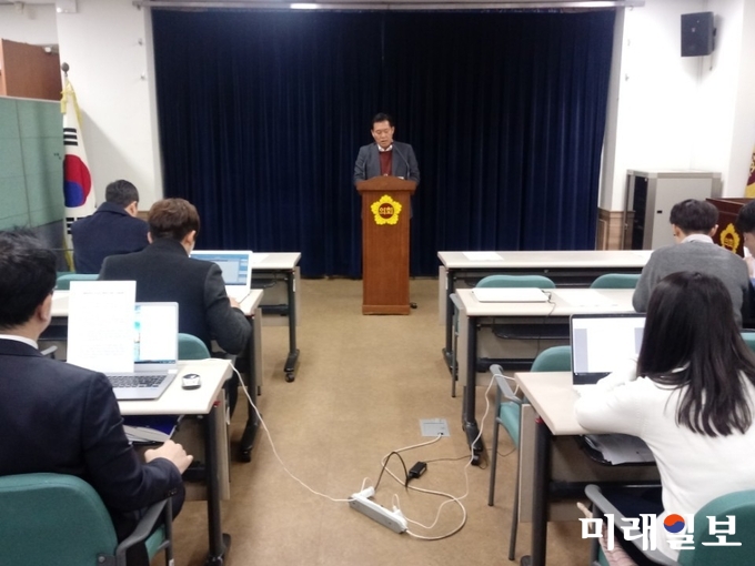 민주당 경기도당 지방선거기획단 이재준 공동대변인이 22일 오후 경기도의회 브리핑실에서 기자회견을 하고 있다./사진=더불어민주당 경기도당 제공