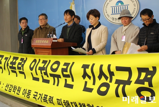 안경호 4·9통일평화재단 사무국장이 23일 국회 정론관에서 열린 ‘선감학원 피해자들의 진상촉구’ 기자회견에서 “피해자들에 대한 국가의 책임과 철저하게 진상을 규명해야 한다”고 말하고 있다. /사진=김정현 기자
